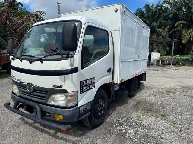 11 HINO WU300R 10ft Box Taillift Low mileage 26km - photo 2 of 6