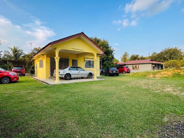 ( Rumah Kampung Murah Besar) Ade Pokok Buah SELANDAR JASIN / Melaka 1