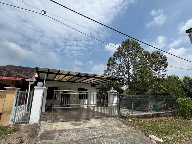 Taman Molek Single Story Semi D For Rent 1