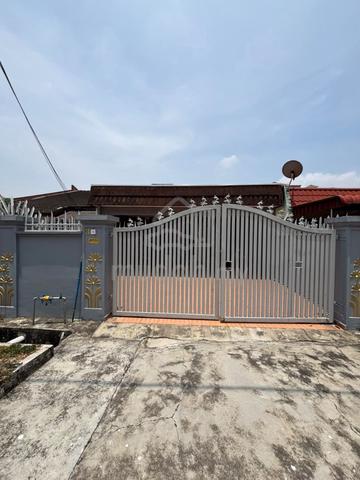Opposite Tampoi Kipmall/ Single Storey/ Strategic Location/ Near CIQ 1