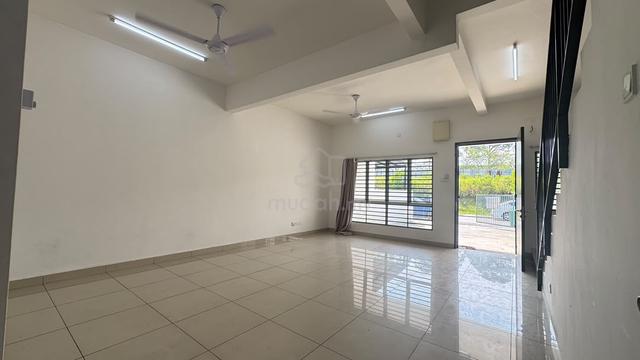 【 basic with metal grille, open to all 】 2 Storey House, Sari Alamanda 1