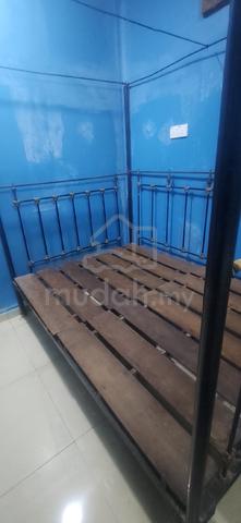 Vintage / antique metal bed frame  - photo 3 of 4