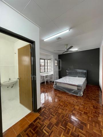 Bandar Kinrara 5 Male Master Room | Near LRT BK5 |FREE Utilities 1