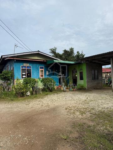 Rumah kayu untuk di sewa di kawasan perkampungan 1