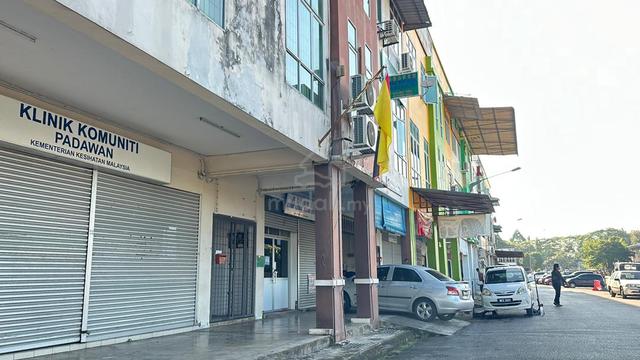 3-storey shoplot for SALE (10th mile, Kota Padawan) 1