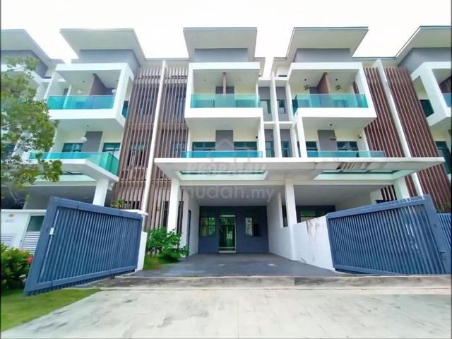 Private Pool at 2.5 Storey Superlink Villa Reflexion Mewah 1