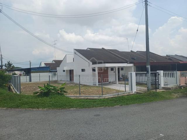 Rumah corner lot tanah luas 1