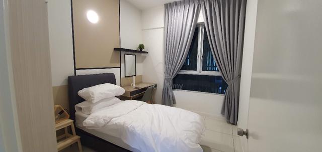 Medium Room near Larkin, Epic Residence. 10 Minutes from CIQ 1