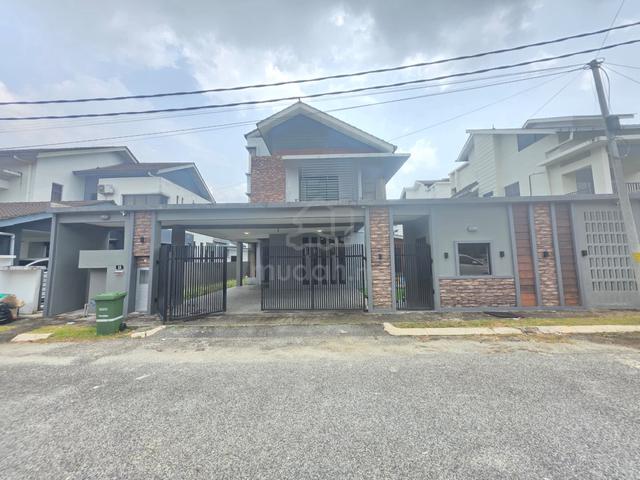 Semi D Kluster 2½ Tingkat Bandar Putra fully Renovated dan Furnished 1