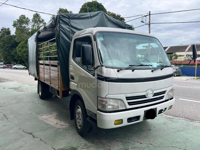 2011 HINO XZU423R Wooden 17 ft with Canvas - photo 2 of 6