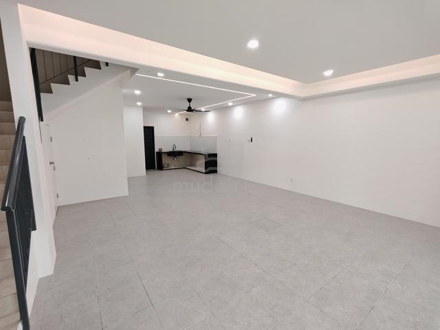 PARTLY FURNISHED GOOD CONDITION 2 Sty Terrace Yarra Park Eastfield 1