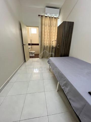 Taman Mount Austin Newly renovated Medium room for FEMALE. 1