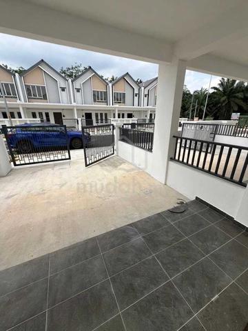 KAPAR KLANG. 2 storey intermediate. New completed house. 1