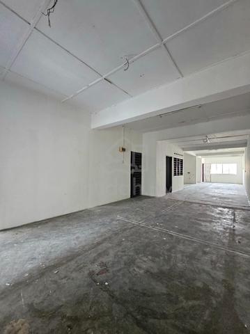 Johor Jaya / Jln Ros Merah 2/10 ( 3 Storey Shoplot ) First Floor Rent 1
