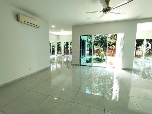Lake view bungalow to let. Excellent location. Newly refurbishing. 1