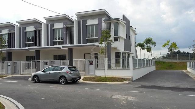 Teres 2 tingkat, Acacia Park depan padang 1