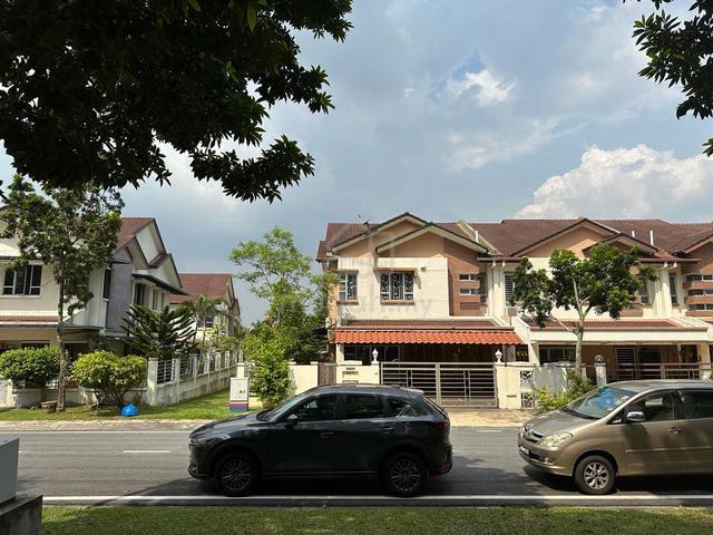 Urgent for Sale - End Lot Lake Edge Kota Kemuning (Neg) 1