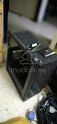 Pc gaming on set - photo 4 of 6