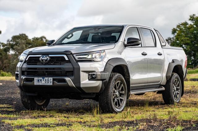 READY STOCK FULL LOAN TOYOTA HILUX 2.8 ROGUE Auto - 4