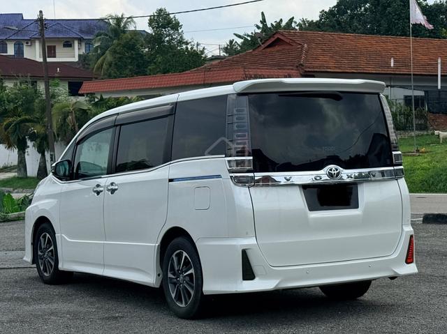 Low Mileage 2019 Toyota VOXY 2.0 ZS KIRAMEKI II - 5