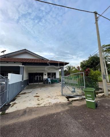 Tepi Padang Endlot Rumah Setingkat Taman Rompin Makmur 1