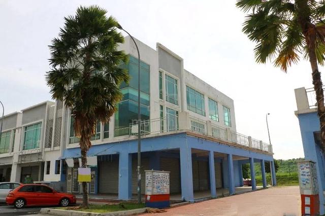 End Lot Ground floor Taman Equine park ,pinggiran putra Seri kembangan 1