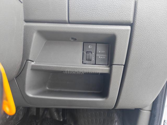 Maxus V80 2.5 15 SEATER (M) window van YR-made2018 - 4