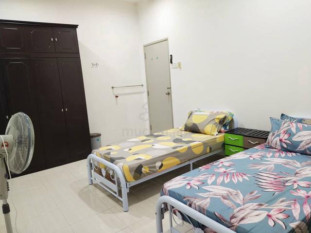 Bilik Share LUAS 2 Katil - FULLY FURNISHED 🔥 FREE WiFi, Rumah Taman ✅ 1