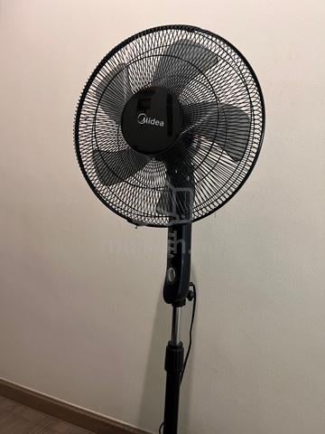 Midea Black Standing Fan - photo 3 of 3