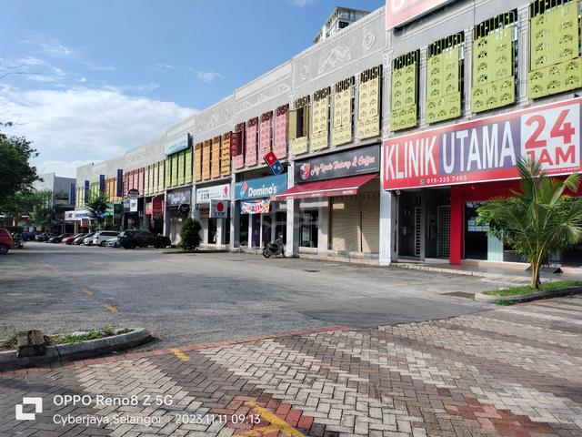 Freehold 3 storey shop for sale at Cyberjaya, facing front road 1