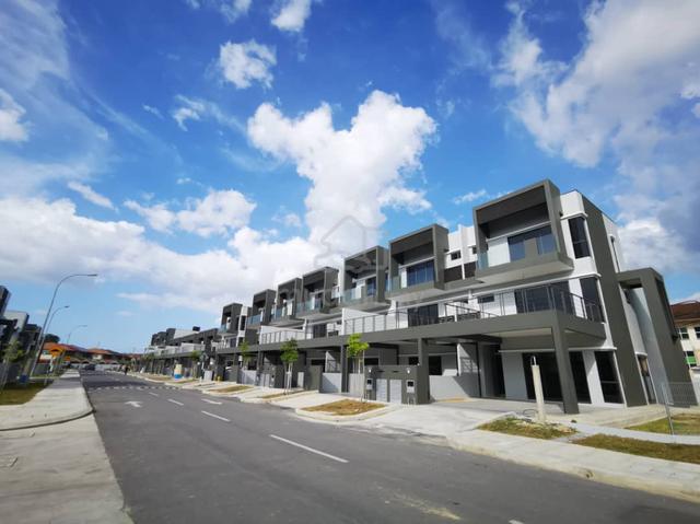 Casablanca Residence Spacious 3 Storey Terrace House For Sale 1