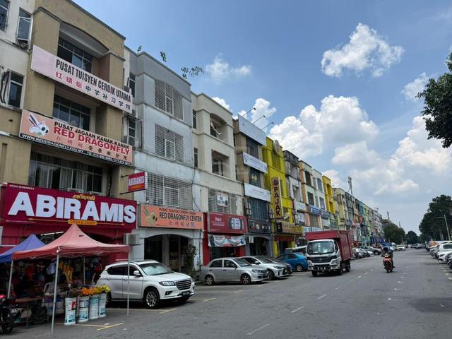 Puchong Utama Batu 14 Renovated Office Lot for Rent 1