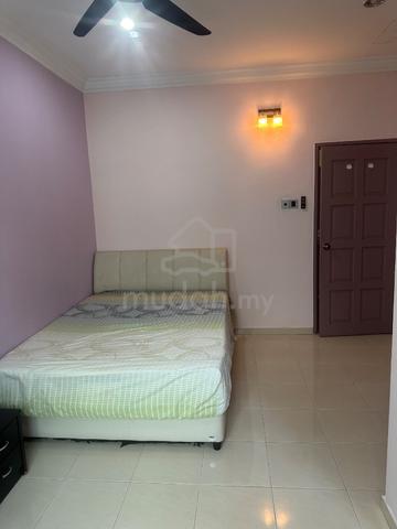Middle room for rent 1