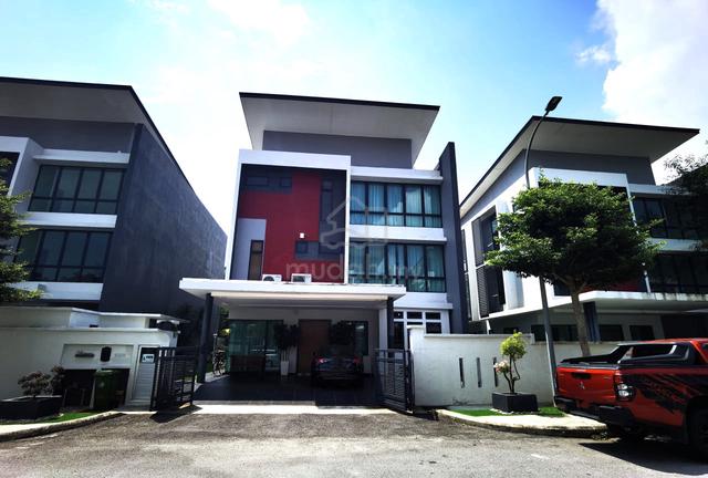 RENOVATED 3 Storey Zero Lot Bungalow Perdana Heights U10 Shah Alam 1