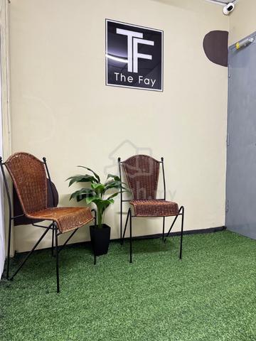 Personal mini office/space/studio / Business showroom 1