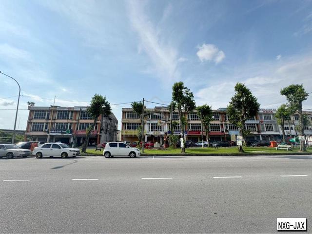 BELOW MARKET Facing Mainroad 3Sty Shop 23x80 Port Klang FREEHOLD 1