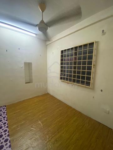 Middle Room to Rent 1