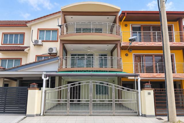 3 Storey Terrace 16x70, Renovated & Extended. Taman Selayang Mulia 1