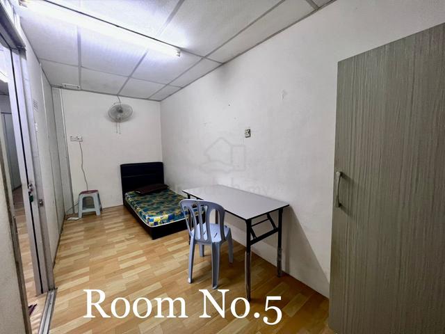 Kluang Taman Intan (Room for Rent) Upstairs Shop Lot for Male Only 1