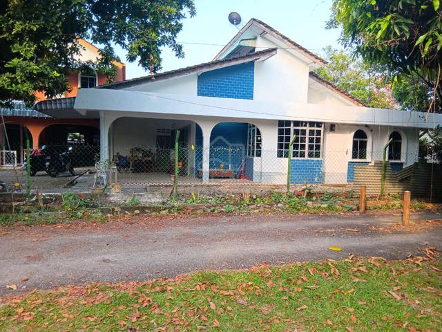 Johor Batu Pahat Partially Furnished Semi-Detached House For Rent 1
