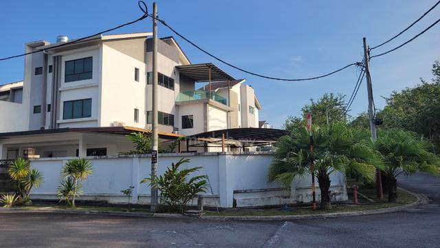 Renovated 3-Sty Corner Super Link | Rare Land 5,199 sqft | Kasia Green 1