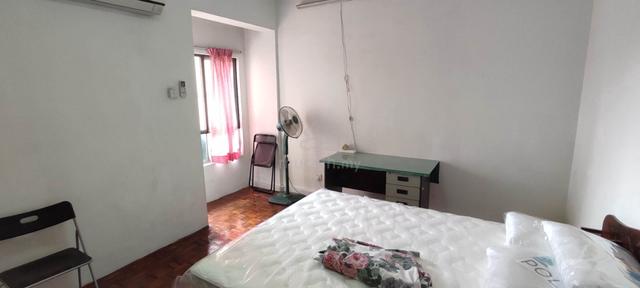 Large clean middle room 1