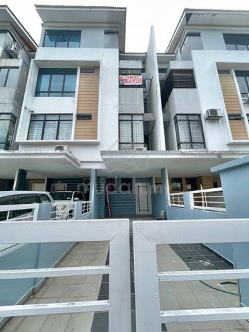 2.5 Storey Townhouse Upper Unit Lake View Townvilla, Taman Tasik Prima 1