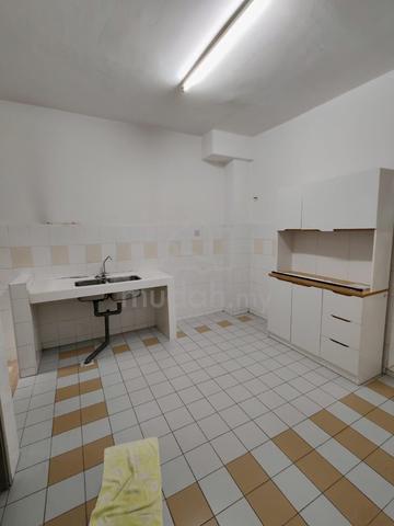 Setia Impian 6 Setia Alam with kitchen cabinet & table top,3 Ac 2heate 1