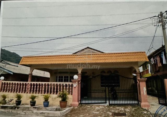 single storey bungalow with 2 attached rental units 1