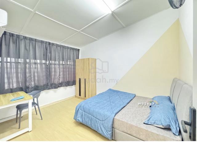Pelangi Landed House Room Rent @Near Plaza Pelangi / NoAgentFee / ROOM 1
