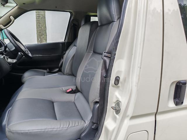 2013 Toyota HIACE 2.5 window Van - 3