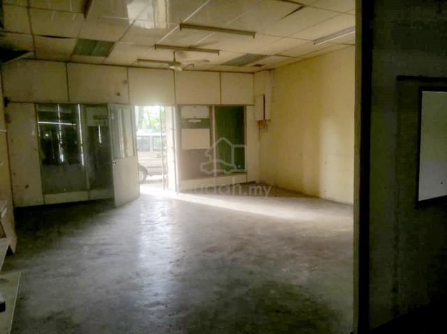 Corner Ground Floor Shophouse at Jalan Pisang, Kuching 1