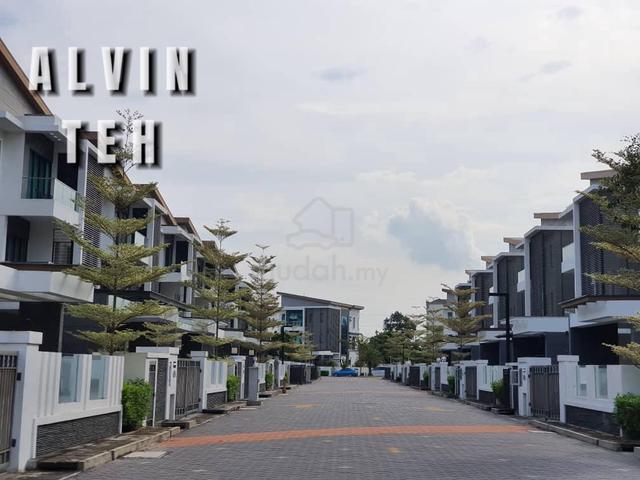 Renovated | Taman Naluri Emas | Primero Garden | 2.5 Storey Bungalow 1