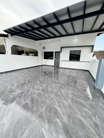 Renovated Freehold End Lot @ Taman Perling 1